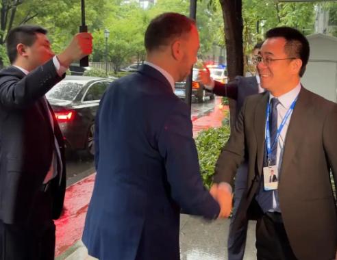 2026年4月29日，杭州西湖区的一间展厅里，没有觥筹交错的外交辞令，只有金属关