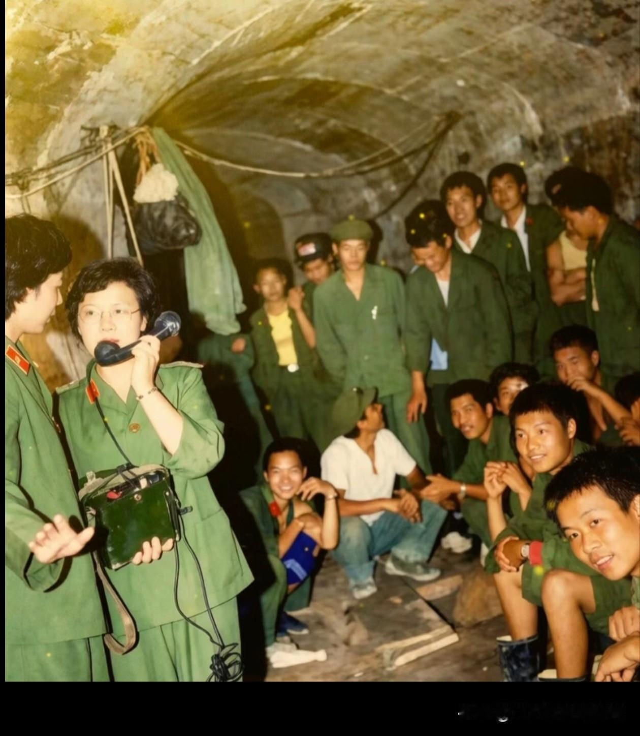 当年在老山主峰，常建萍在52号坑道慰问战士！大连参战军医，常建萍9月14日老