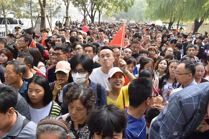 我肯定不会赶中秋国庆的出游大部队凑这个热闹。之前查了下数据，今年中秋国庆相关关