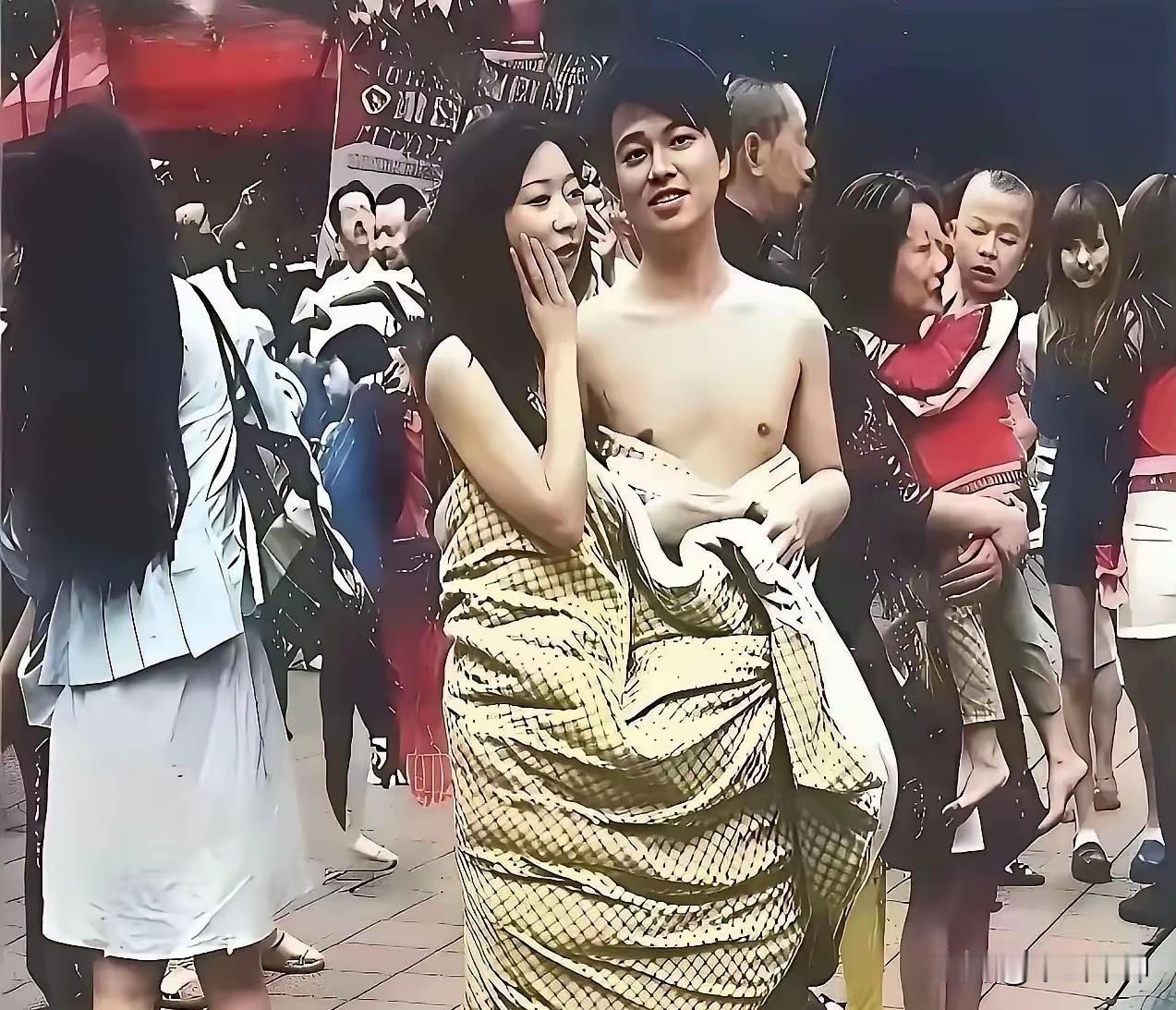 谁说的夫妻本是同林鸟，大难来临各自飞！这张图片上的人物显然是强震发生后的一对夫妻