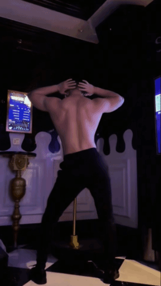 他在展示什么？肌肉还是身材？