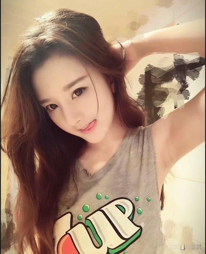 宋祖儿早期居然是这种风格吗？看起来挺叛逆挺爱玩的，据悉这会还是未成年，明明是娃娃