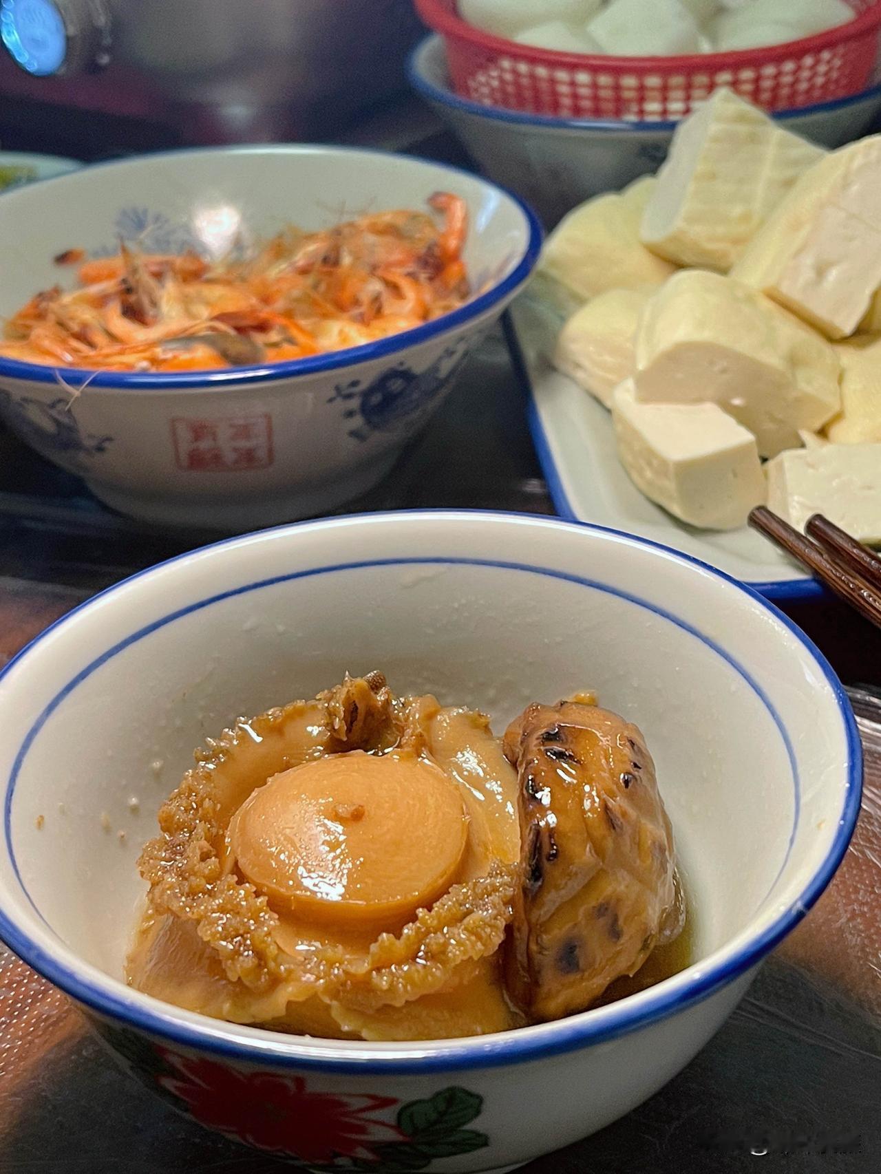 吃顿私家漂亮饭，清明三天假期圆满收官，主菜有鲍鱼焗香菇、猪肚包鱼翅鸽子、干锅焗佃