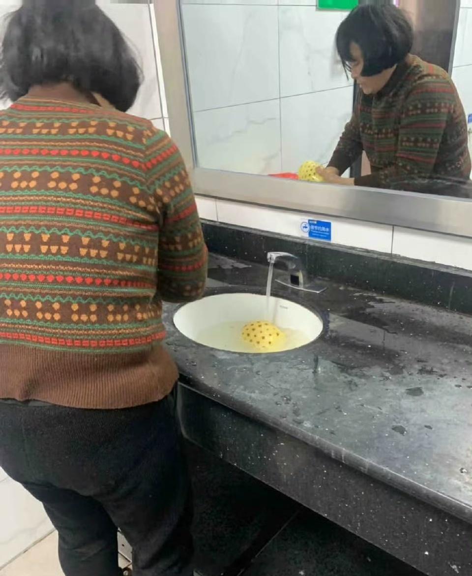 爱吃菠萝的人天塌了还好我只买大学生的路边摊，因为他们自己也吃之前看到一个老