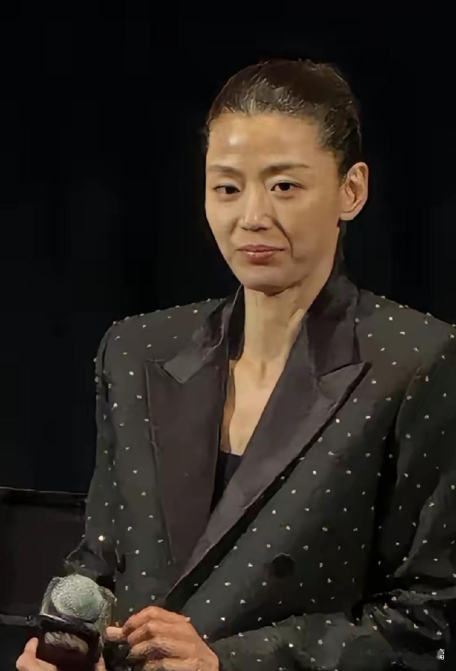 其实太瘦了，真的不好看。就连大美女全智贤也禁不住瘦了以后的干枯干瘪。现在有