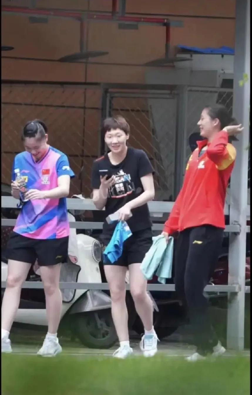 国乒姐妹花的美好时光训练间隙的一幕超温馨！王曼昱和她的好姐妹们同框啦。她们