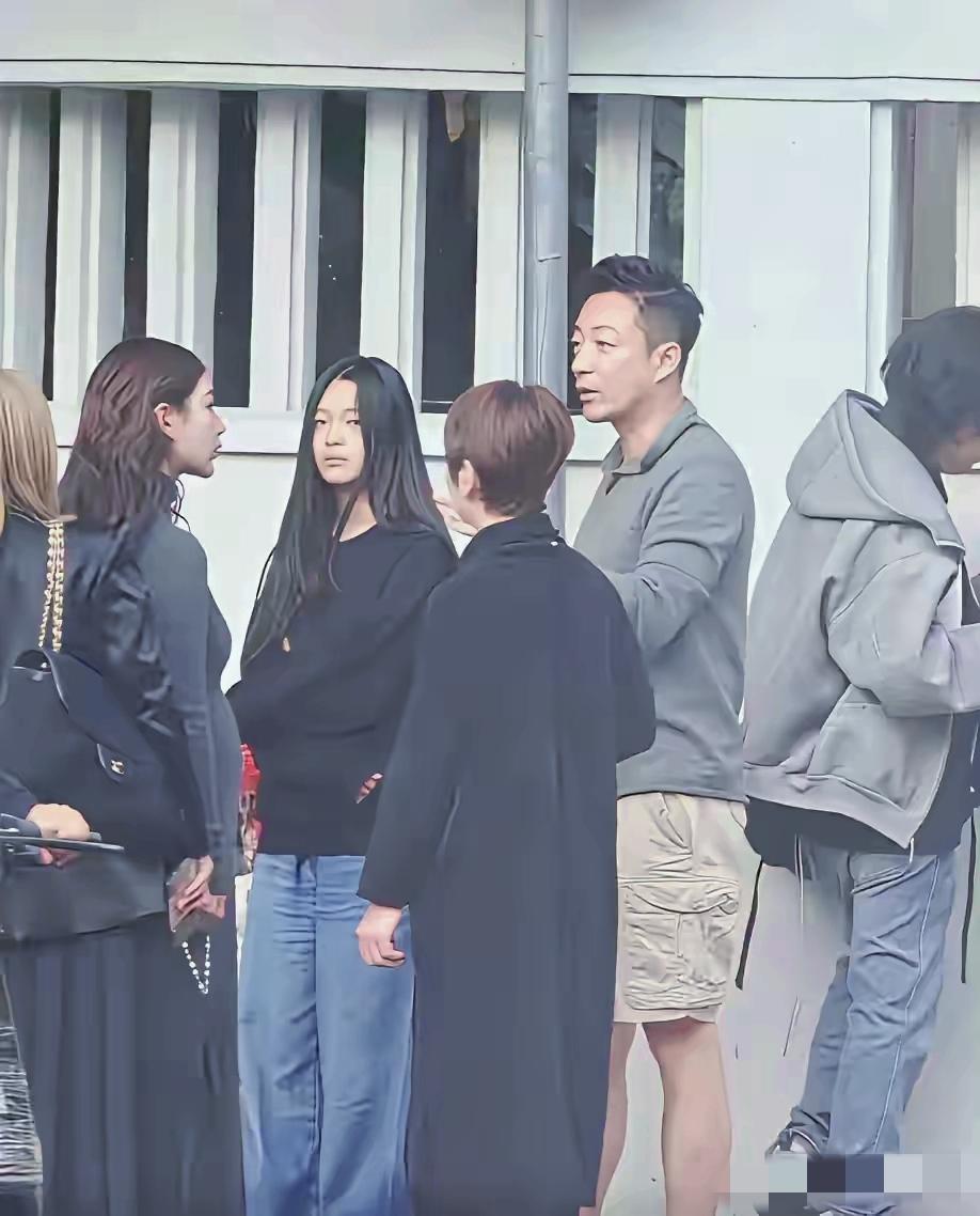 女儿长得太像妈妈了，真的有一种大S复活的感觉。