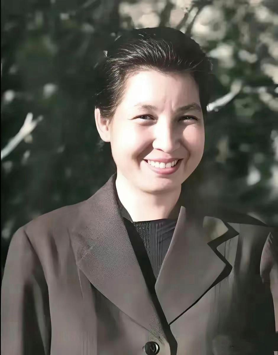 1998年，原中央组织部副部长曾志抗癌化疗，身体日渐消瘦，体重仅剩37公斤。弥