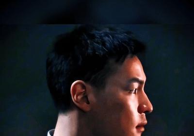 别再相信演员靠“天赋”了。中戏最新教案里写着：精准控制瞳孔扩散速度比哭戏更重要