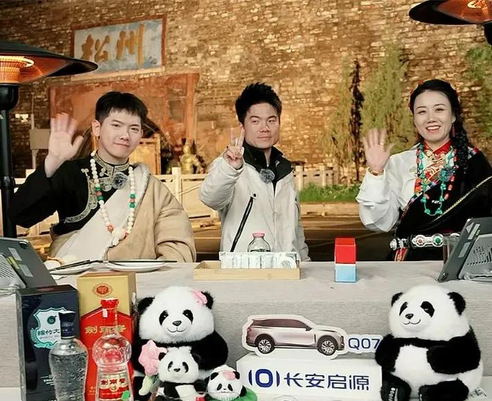 董宇辉结束了四川第三天的直播，心情瞬间跌入低谷。原本打算欣赏粉丝合影，感