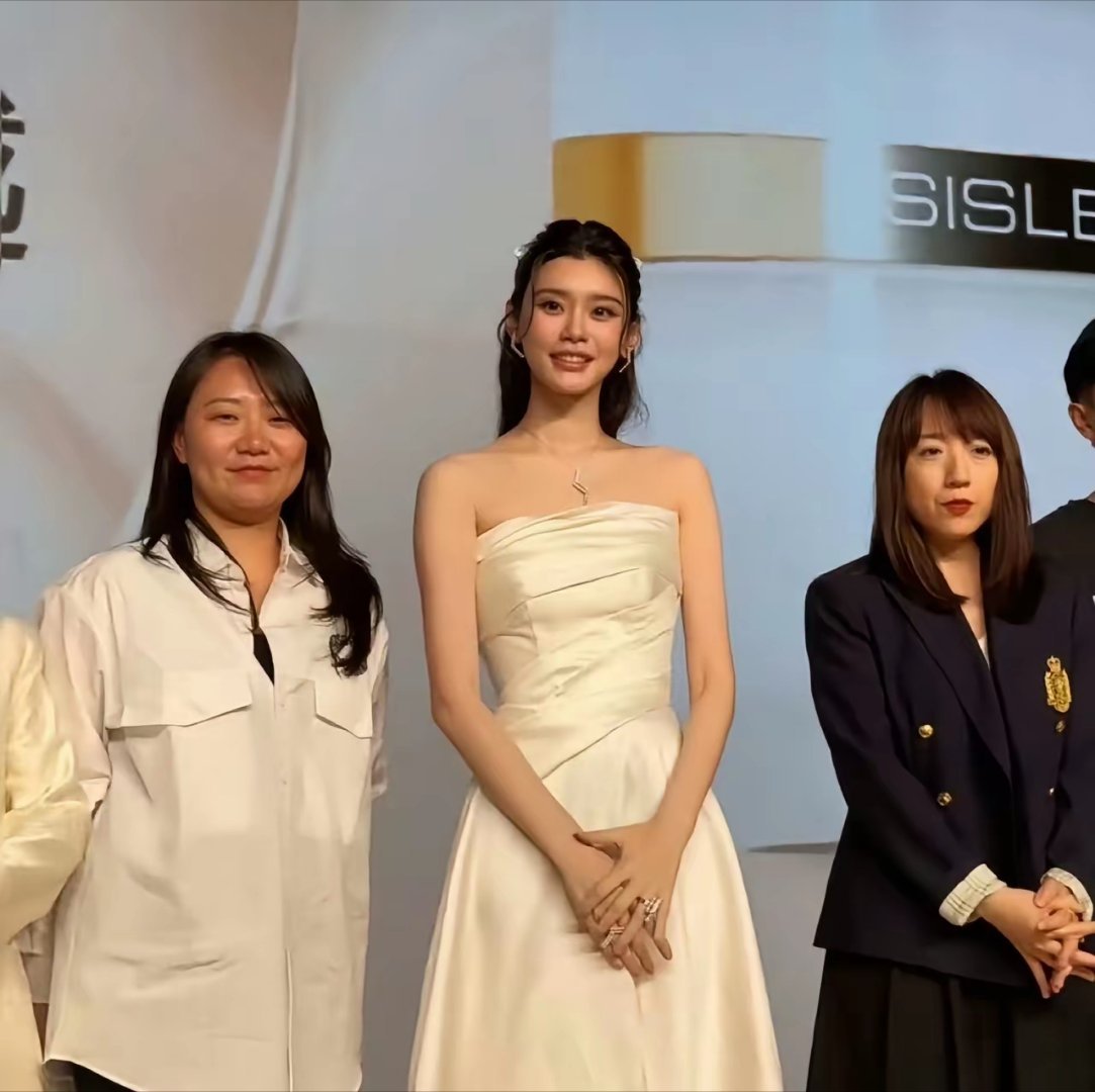 很少见奚梦瑶这种身高高大还骨架娇小的女人
