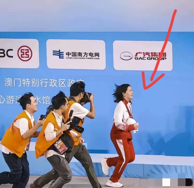 谁能想到！全红婵赛后一张随手拍，居然凭“反差萌”火到出圈！红白衣装配奖牌，怀里还