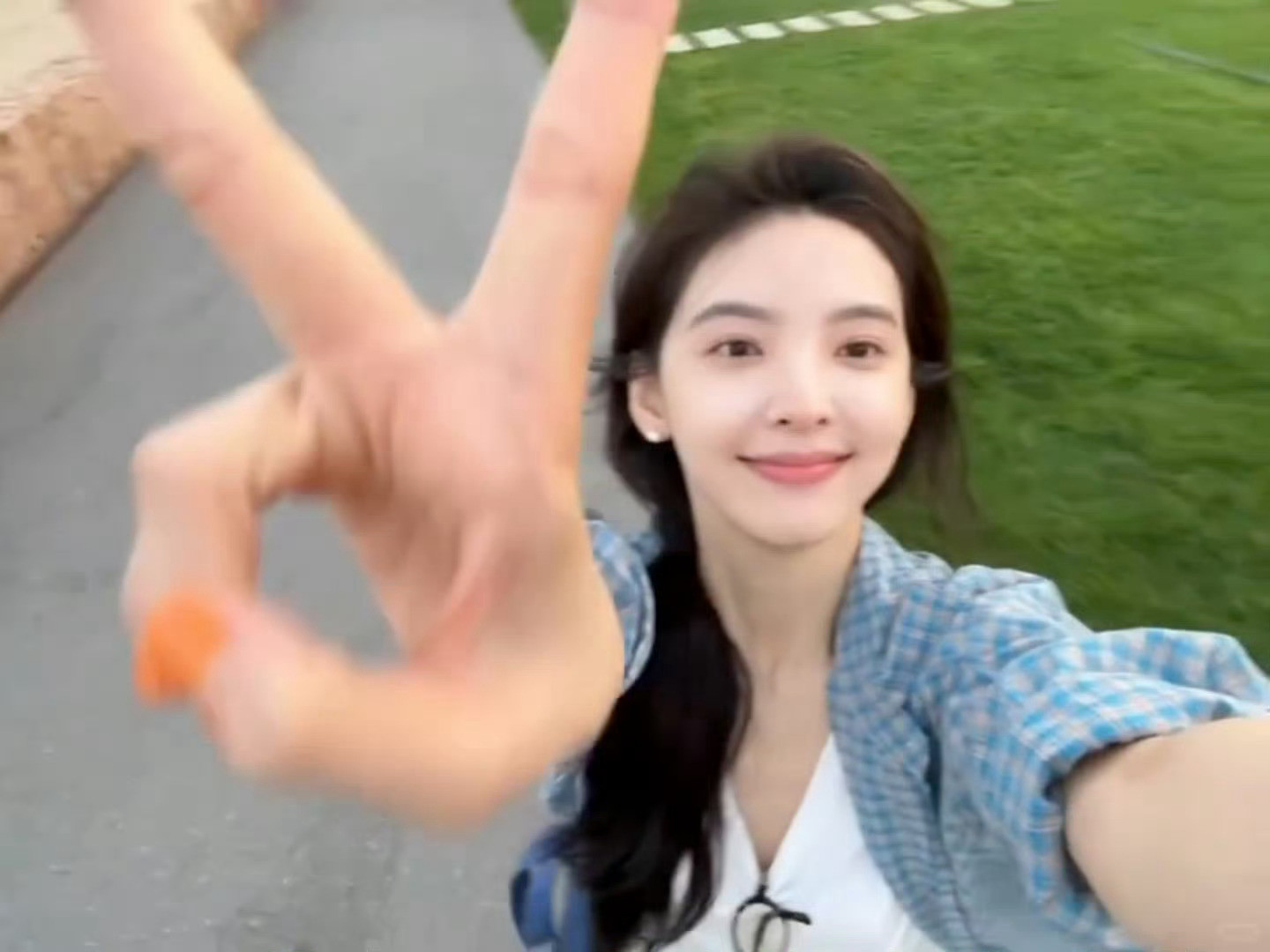 章若楠自拍界来了个天才人美果然什么角度拍都好看期待若楠待播剧～