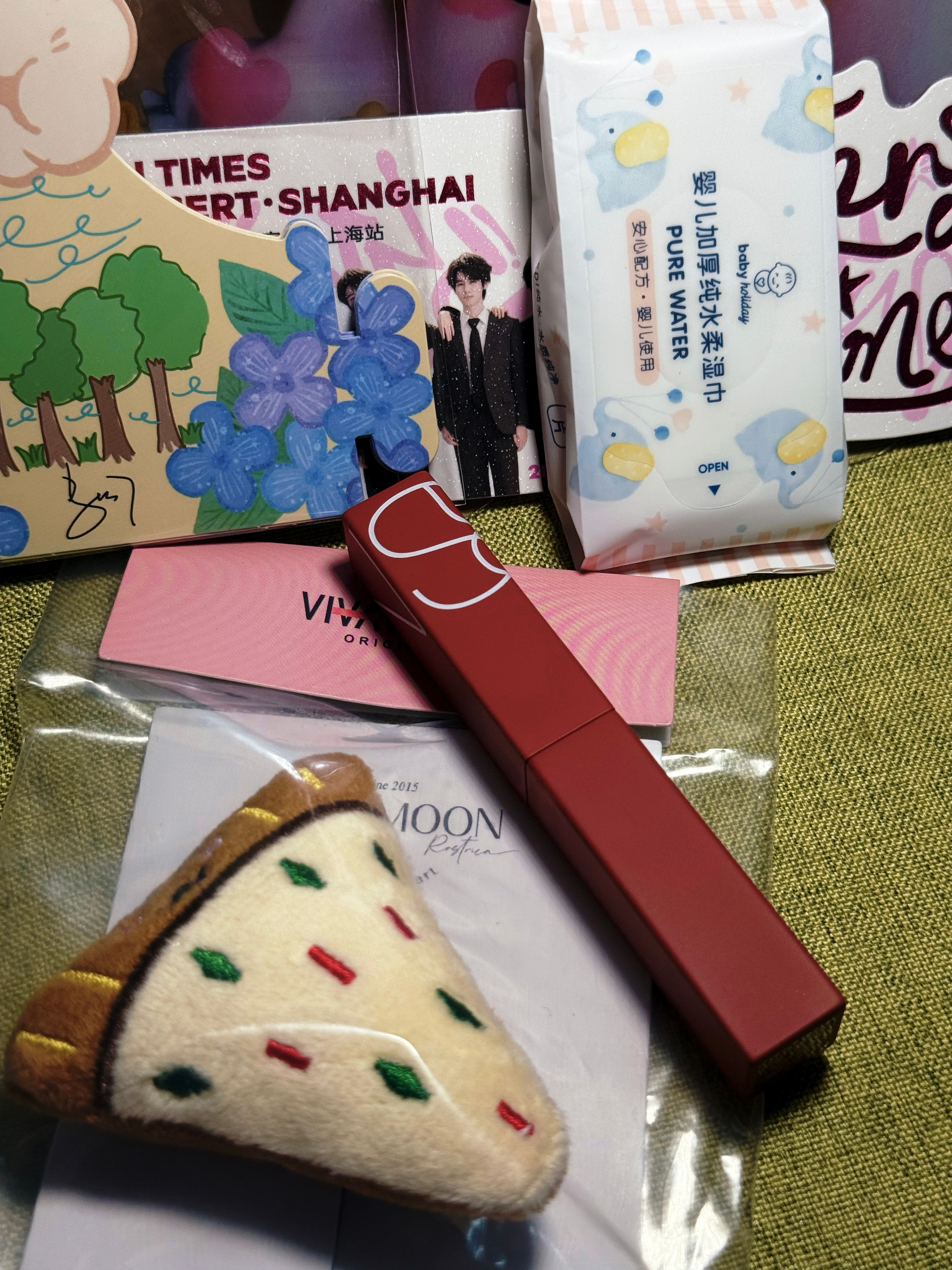 出门在外全靠朋友感谢这两个可爱女人给我带的礼物🎁嘻嘻😁