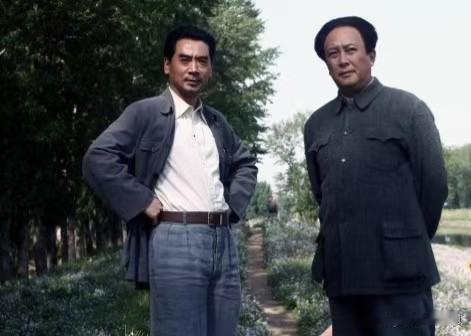 这是毛主席和周总理一起拍的真实照片，不是剧照。老照片从照片上看，毛主席和周总