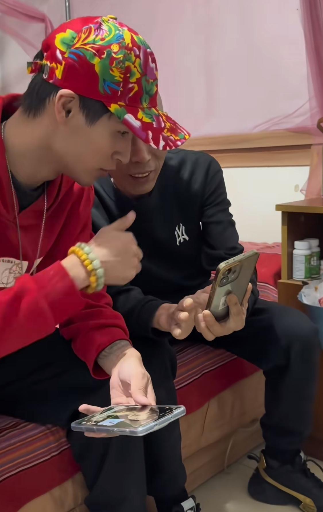 张云鹏爸爸想在儿子回加拿大之前开专场带货，时间已经确定好了，卖的是厨具。还是华生