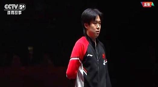 真没想到，王楚钦也倒下了！刚出场就看到他手扶着腰，感觉就不太对劲……跟对手莫