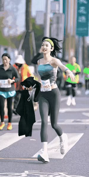 “马拉松‘舞王’引爆赛道：挥手比耶太嚣张，网友急疯！成绩垫底却赢满堂彩”