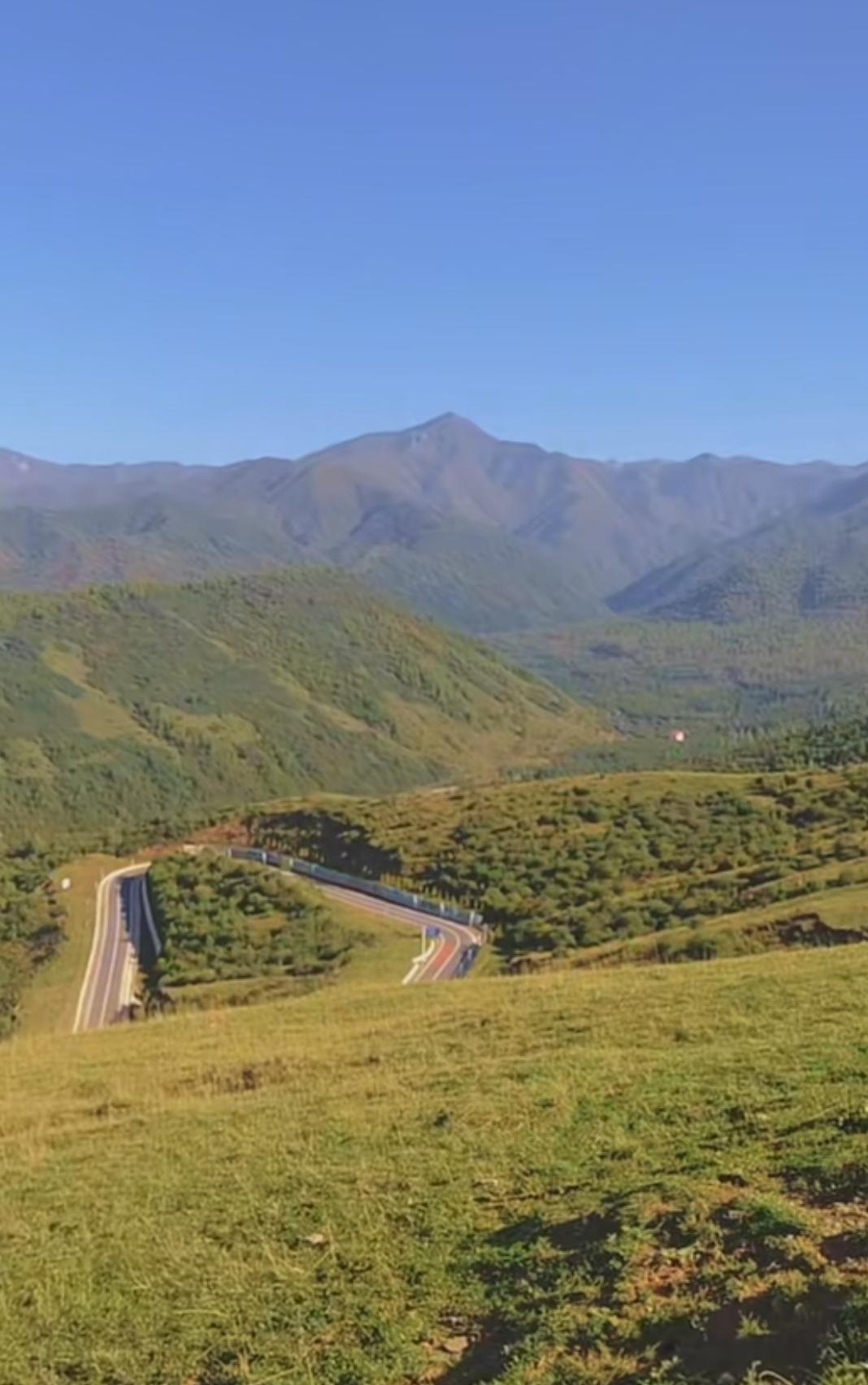 蜿蜒山路穿云过，绿野仙踪入画来。在这如梦如幻的春日里，那蜿蜒山路就像一条灵动的丝