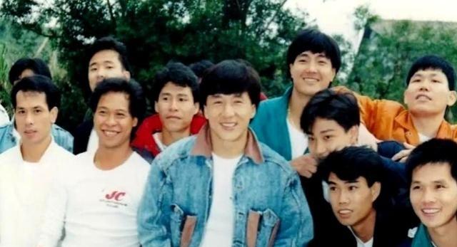 1991年，成龙干了一件让半个香港娱乐圈都傻眼的事：把跟着他出生入死的成家班，原