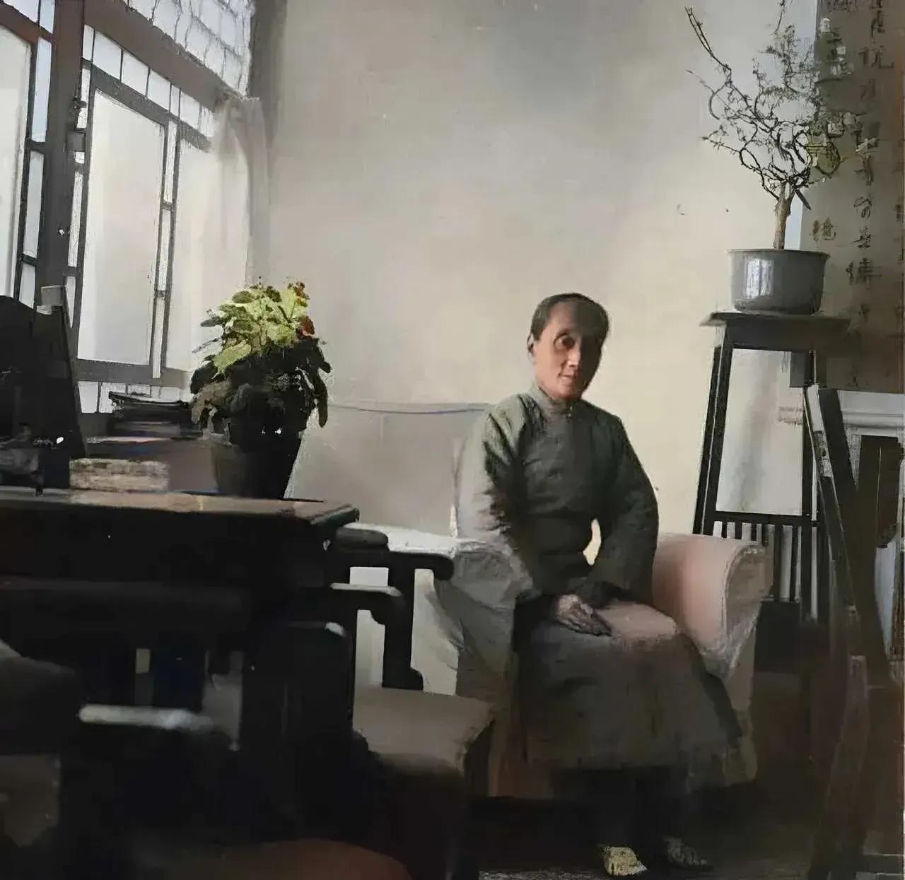 下图是鲁迅原配夫人朱安四十多岁拍摄的一张照片。从照片可以看出，朱安生活条件非常不