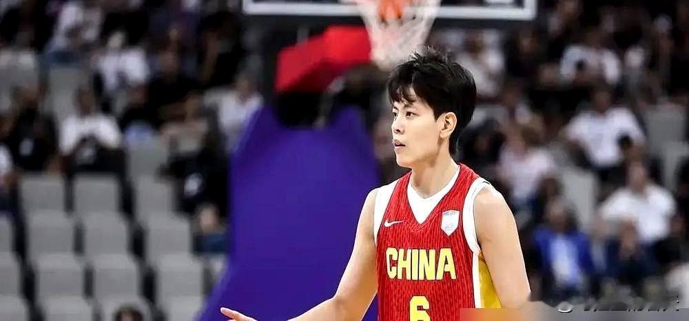 这份中国女篮新名单一亮出来，舆论一下就炸了。韩旭、李月汝、张子宇，三座“高塔”