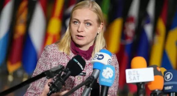 芬兰女外长发表极端对华言论，公然逼中国二选一！中方硬气回应！4月22日，芬兰外长