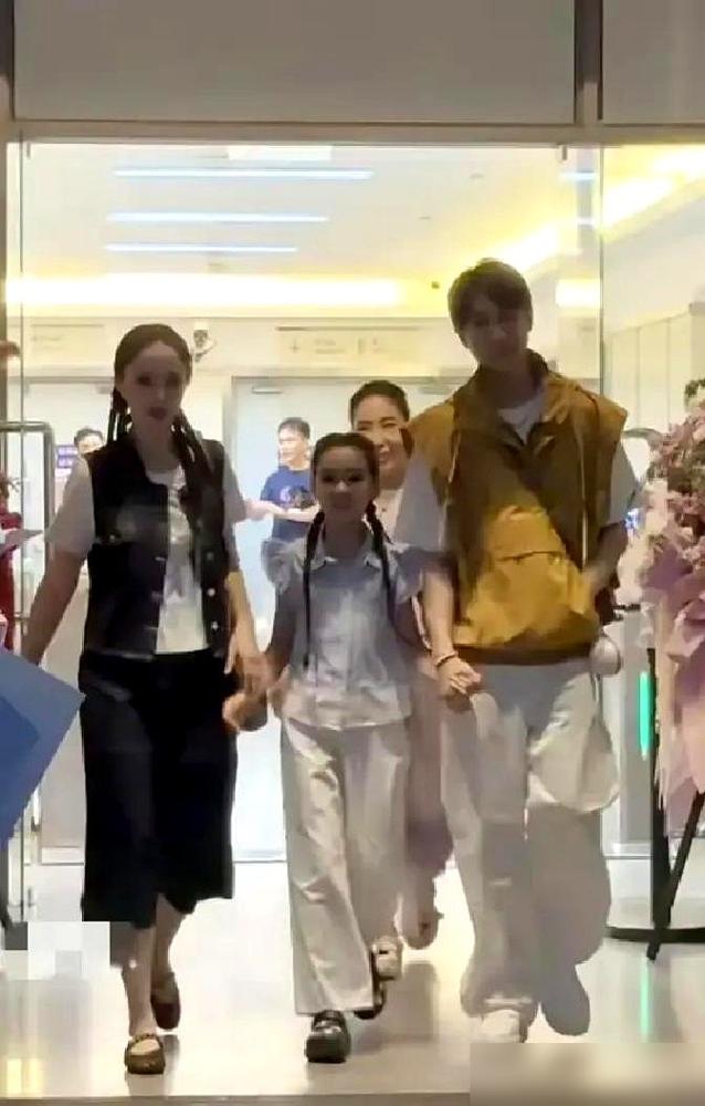 董璇的二婚，撕开了成年人婚姻最不体面的一张底牌。别看综艺里叫得亲热，男方一口