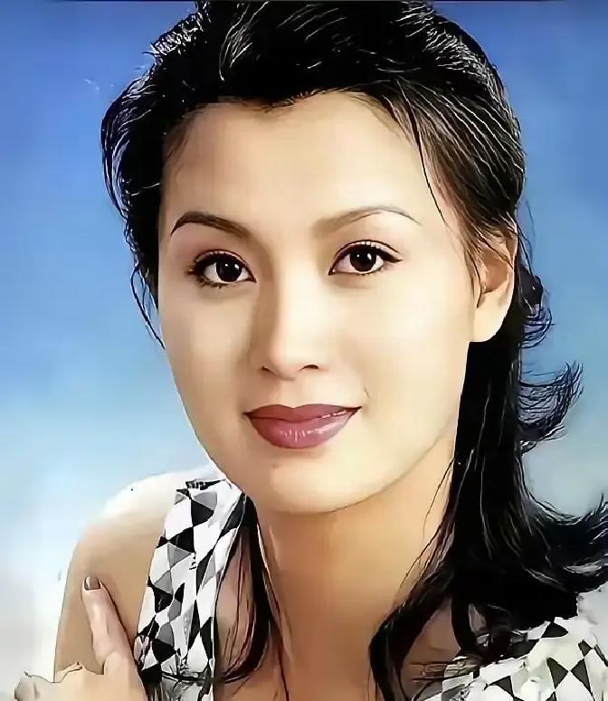 史兰芽当年拍完《围城》走红，陈道明当众夸她是梦中情人，她转头就跟家里要来户口本，