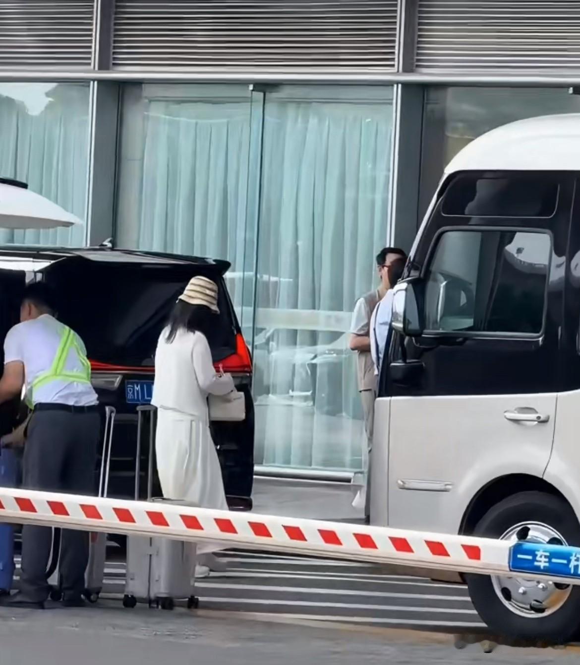 7月3日，杨紫一身素雅白裙现身机场准备出发前往广州出席🫘心动榜线下见面会，原
