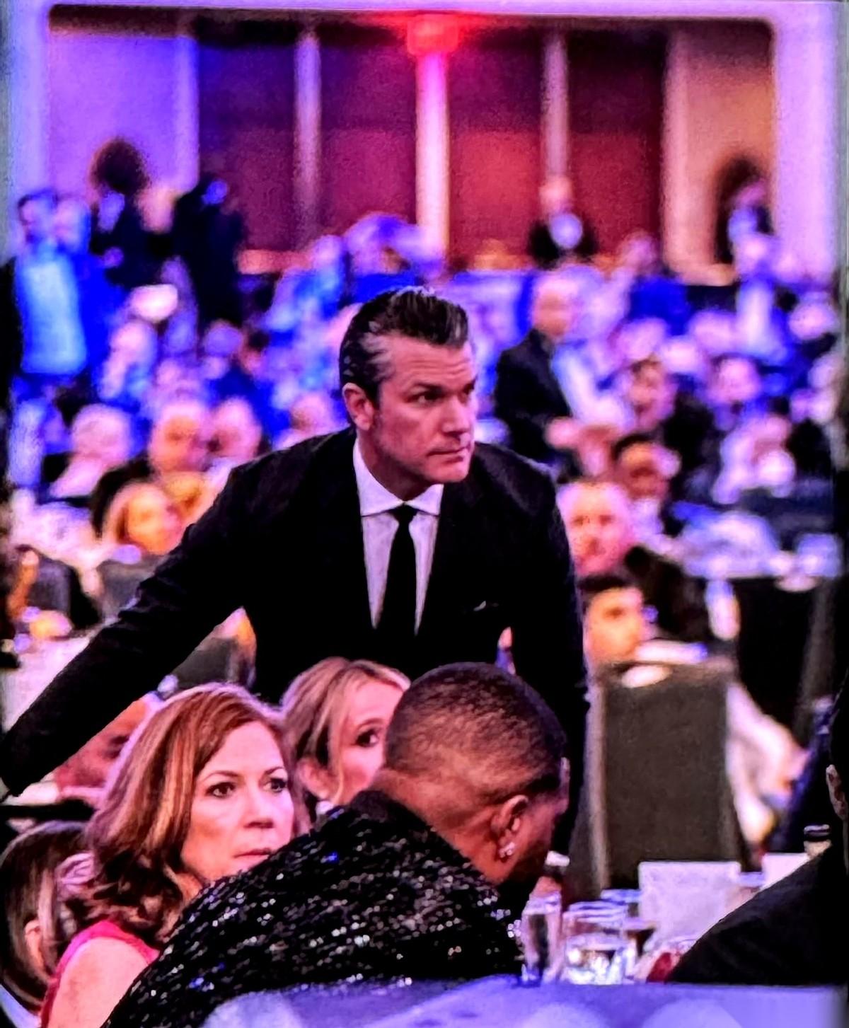 照片一亮出来，现场空气都凝固了。左边那人，目光像刀子，每一根头发丝都写着“危险”