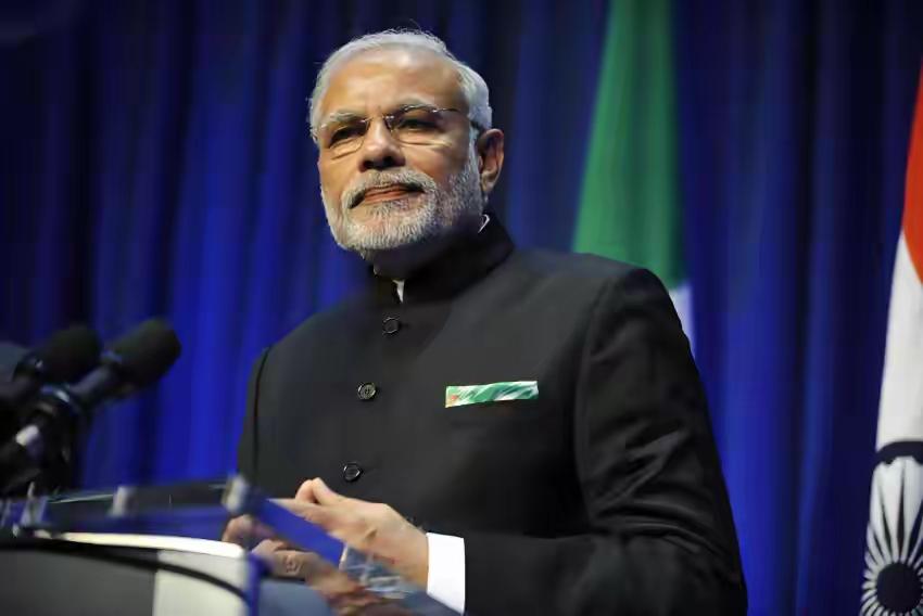 阿三：东大，跟你谈笔上亿的大生意！东大：啥生意啊？阿三：我们家要弯道超车搞电