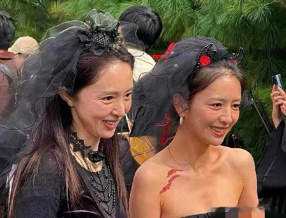 不仔细看根本分不清楚！董璇跟佟丽娅这组环球影城生图传疯了，同样都是黑纱女巫装扮，