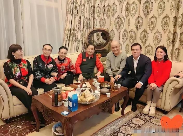 笑不活了，一帮老艺术家在美国豪宅高唱：我和我的祖国说白了，这事离谱到能让全网笑