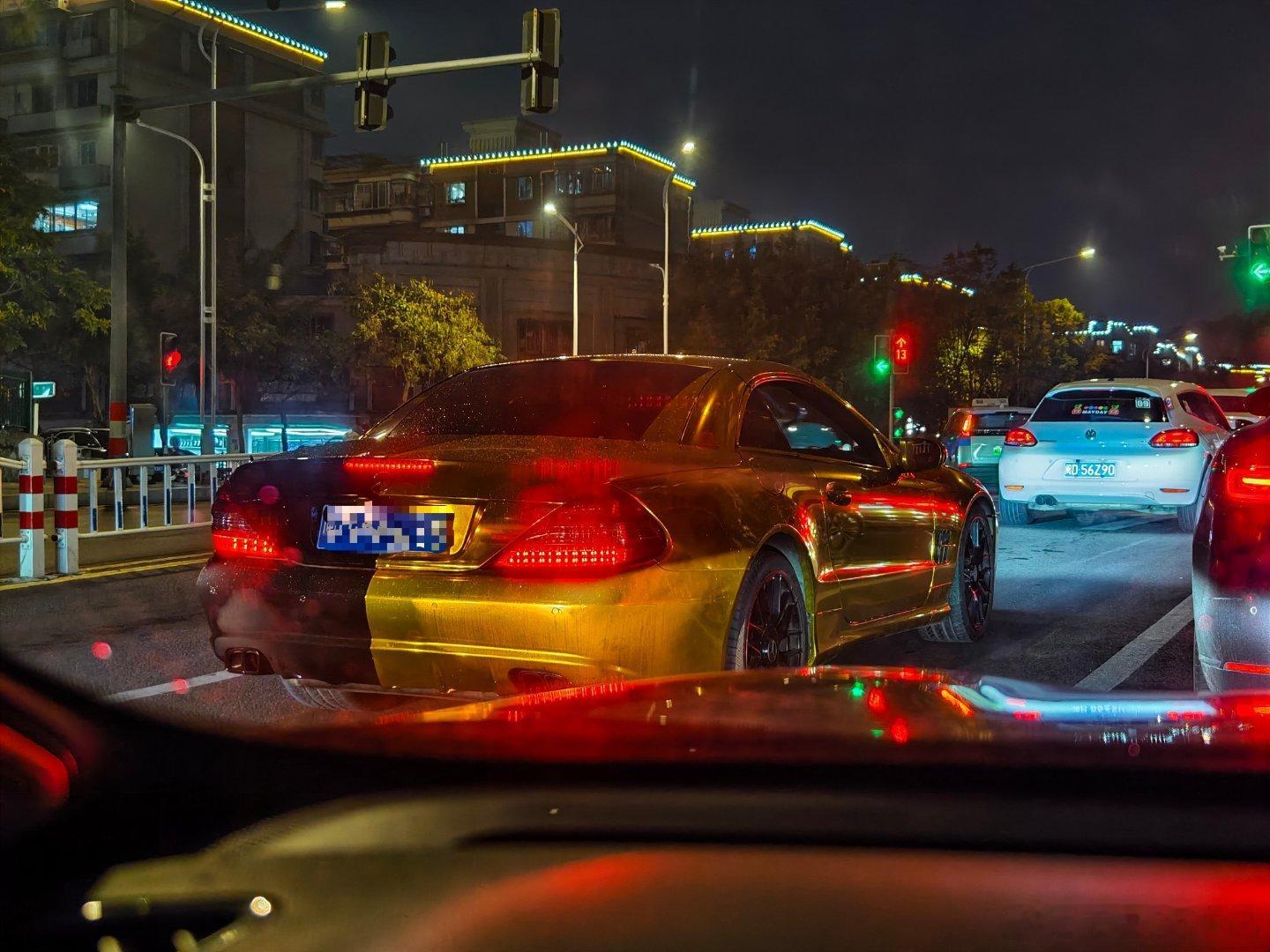 又遇到这台，一半贴金色一半黑色的奔驰SL