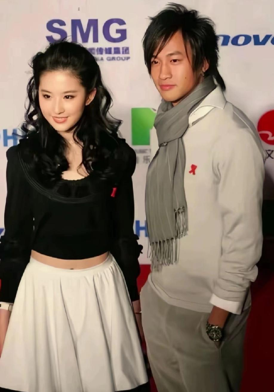 何润东接受采访时说:“我人生中其中最丢人的事情，是有一次颁奖典礼走红毯，我旁边跟