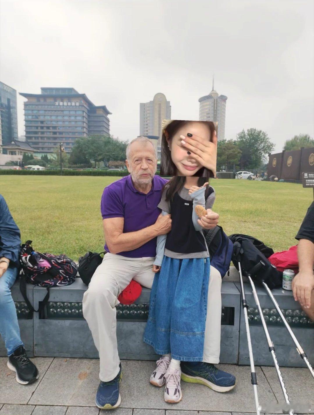 当代集美真的优秀！4岁男生无意碰了一下被诬陷性骚扰，却主动坐到外国老头腿上合影……​