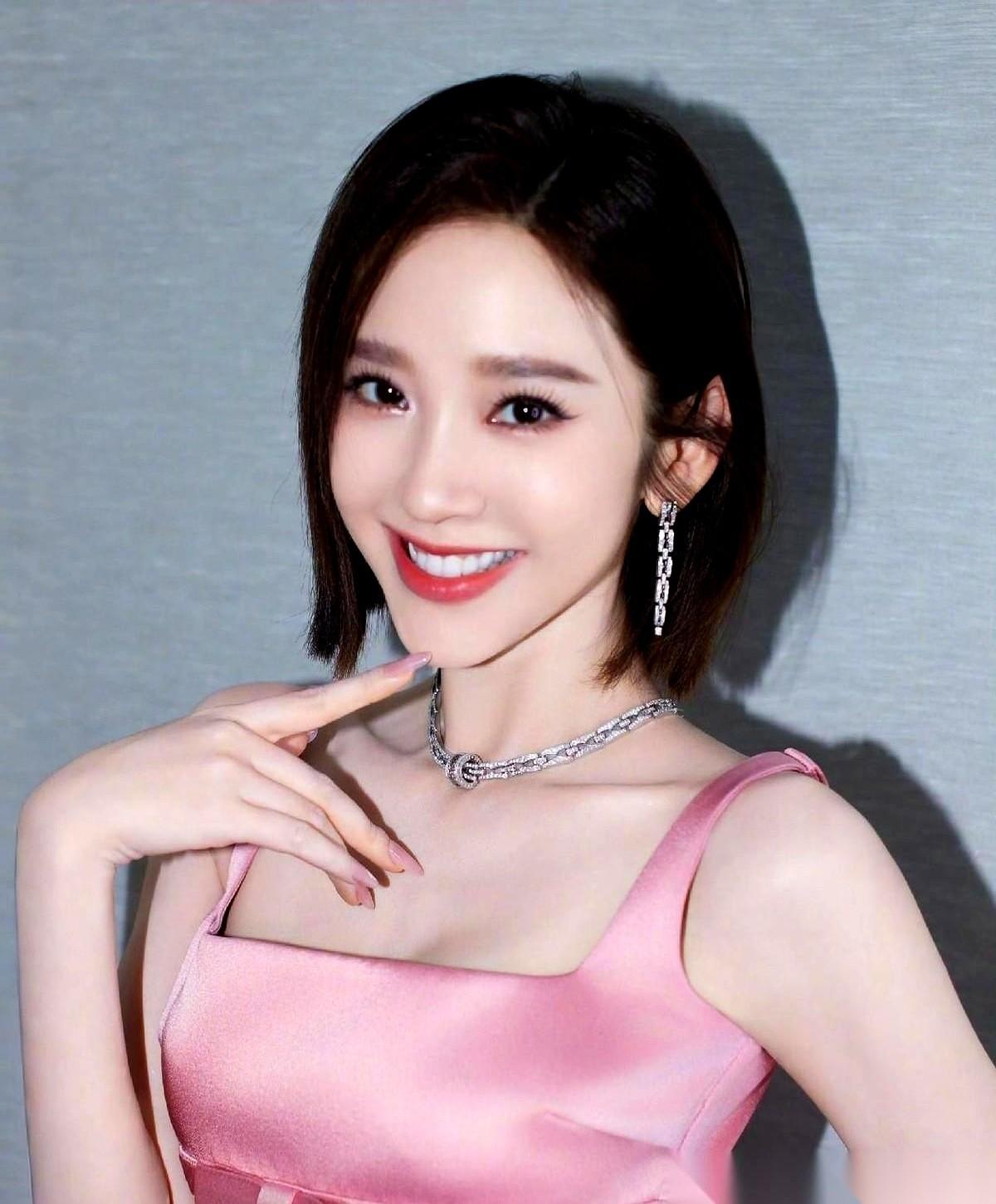 张若昀深夜发文，底下评论都以为，又是给要去录节目的老婆唐艺昕，隔空喊两句加油。