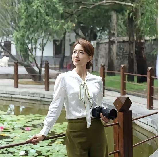 她是央视40多岁女主持人里最漂亮的一位，眉眼干净利落五官精致大方，淡妆出镜时温