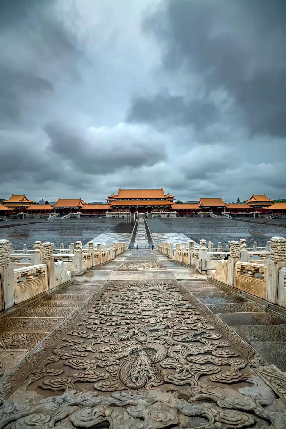 雨后的故宫，那真的是美到让人窒息！夏日雨后，深吸一口故宫里的氤氲水汽，仿佛穿越回