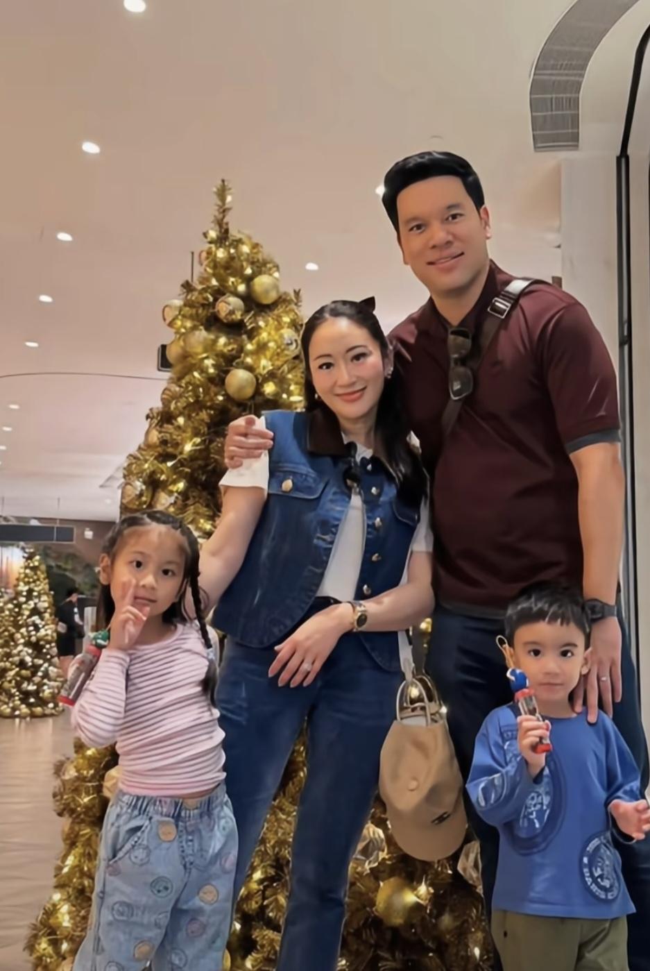 多么幸福的一家人啊！如今佩通坦有大把时间陪伴家人游玩了。快元旦了，一家四口又在出