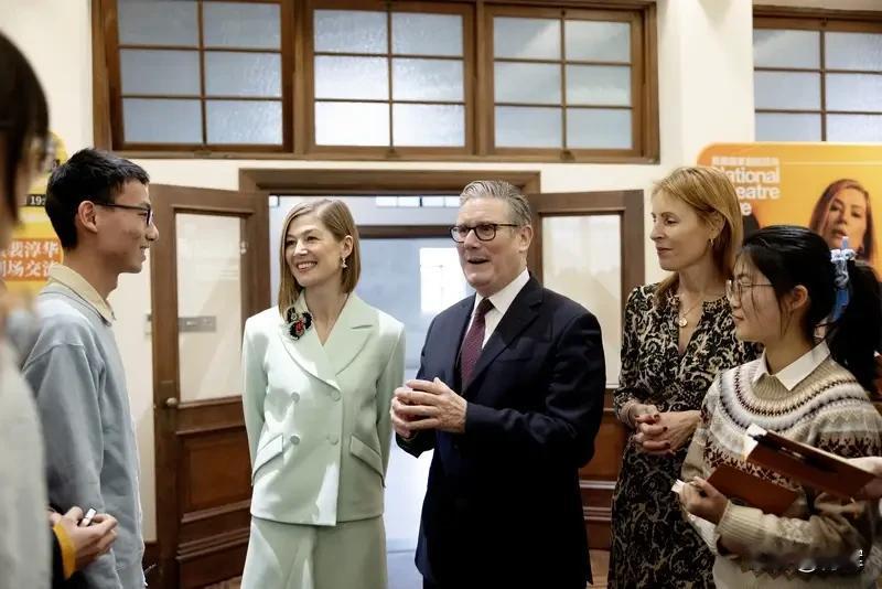 英国议员批评斯塔默访华:除了带回拉布布外，可能还有窃听器目前斯塔默已经结束了对