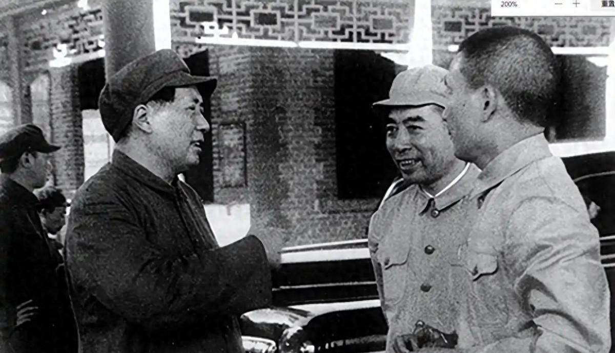 张治中建国后生活困难，曾向傅作义借钱，周恩来总理得知后自责：是我疏忽了吗？19