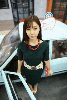 搞笑gif: 好可爱的妹子, 我们开车走吧!
