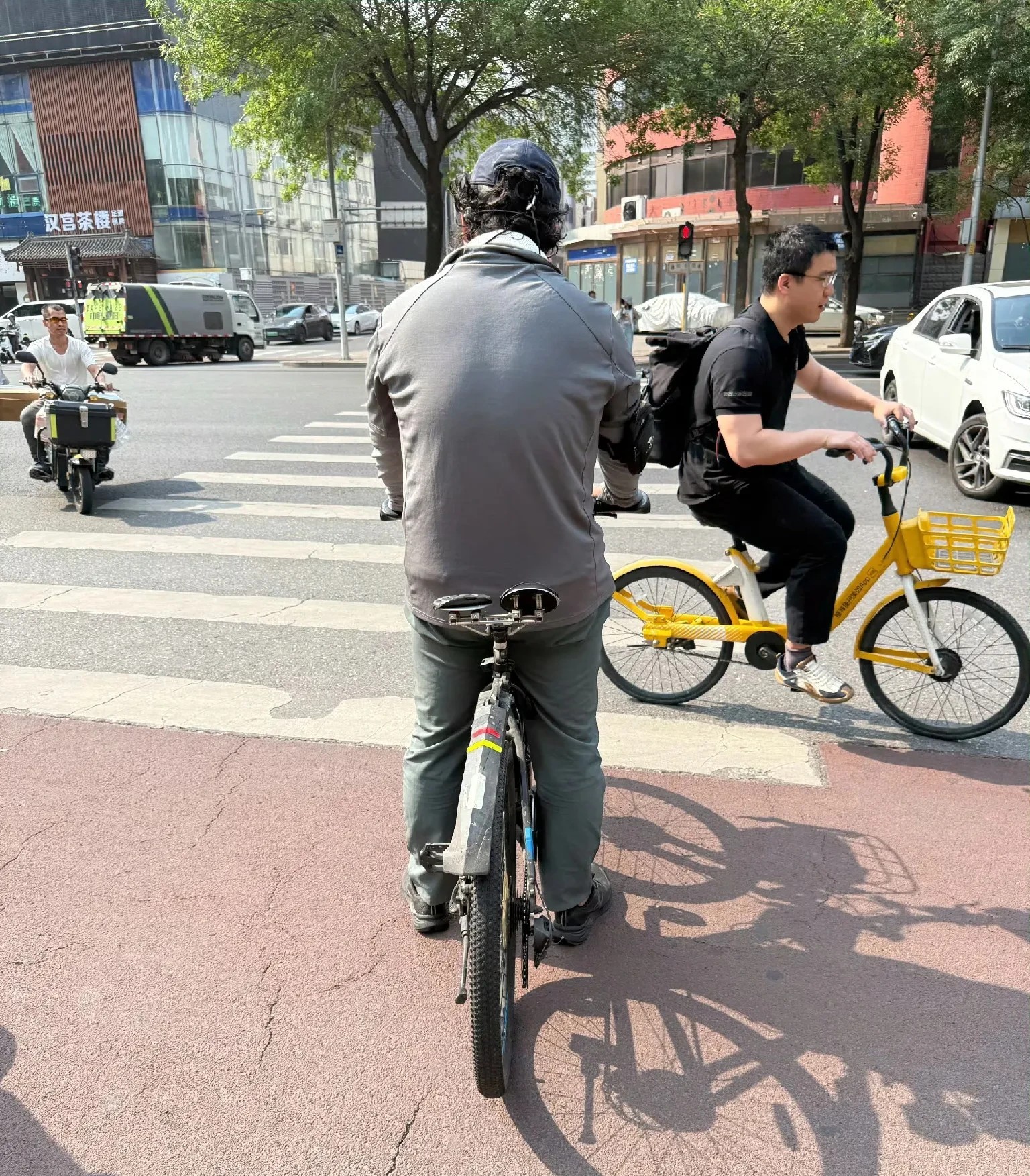 大爷这坐垫挺别致啊，就不怕夹核桃吗