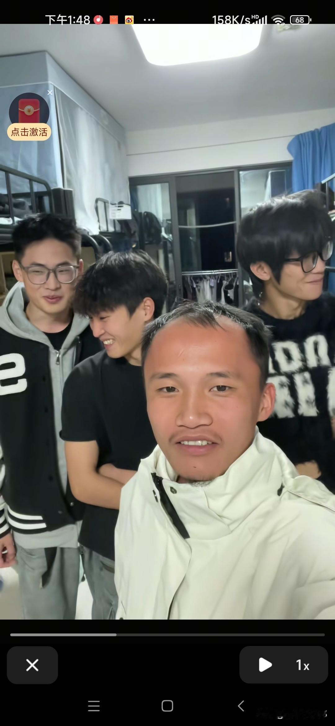 你能一眼看出对方年龄吗？我刚才在抖音刷到几个朝气蓬勃的小伙子，其中一个（左图