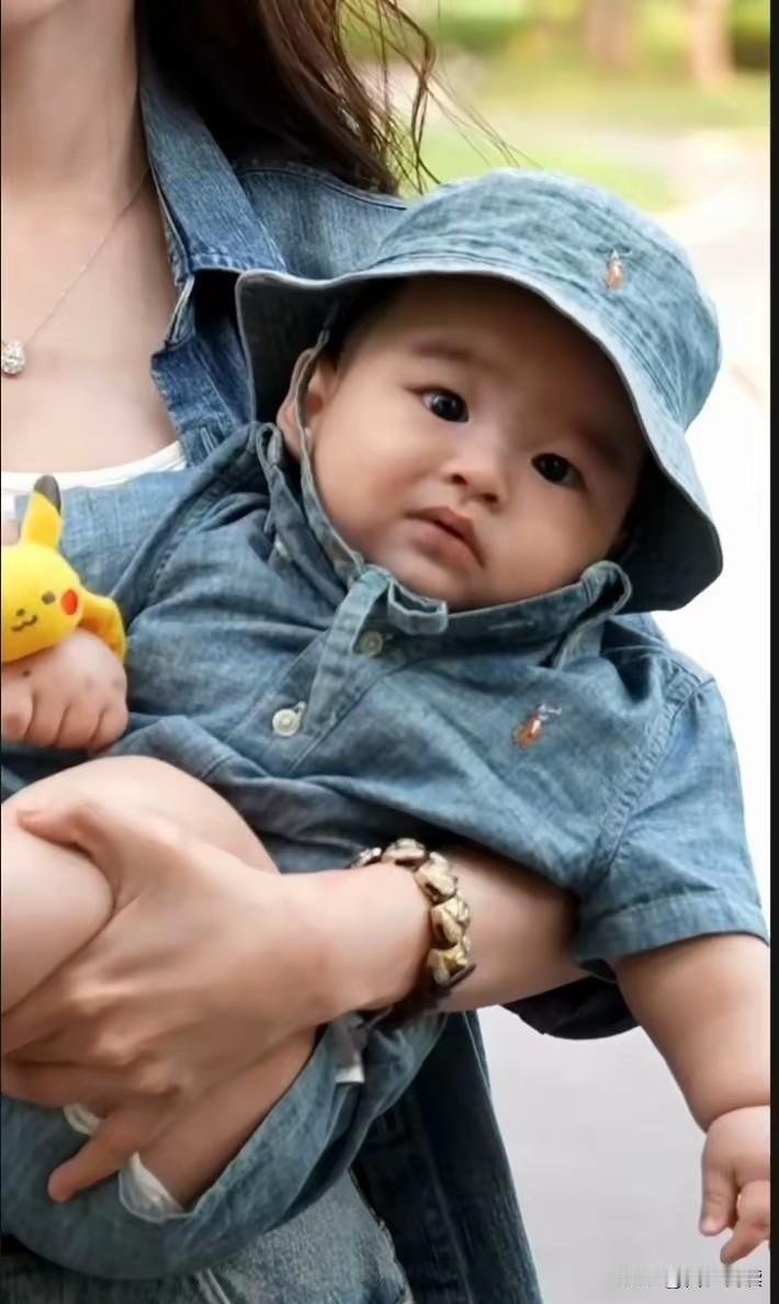 越看这张截屏越替这个孩子感到悲哀才六个月的孩子估计连独坐都不会就已经