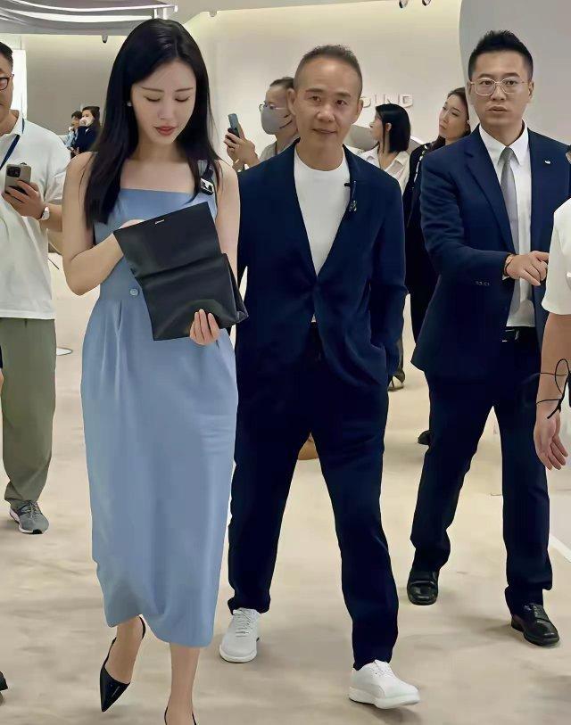 王石明显比田朴珺有钱，怎么出去总是像个小跟班一样因为年龄吗？