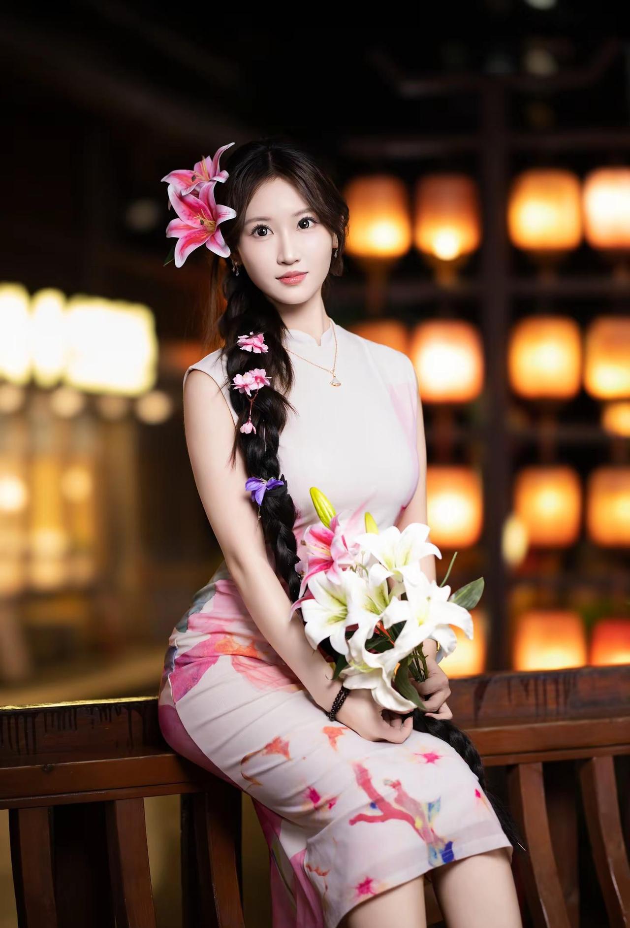 相思小镇｜偶遇旗袍佳人。相思小镇夜色，旗袍与百合，一眼沦陷的东方美摄影：猛摁蒙