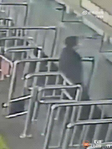 太悲哀了！一个20岁小伙1月9日在桂林北站买票的时候，突然毫无征兆地晕倒在地上，